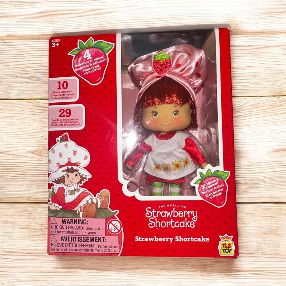 2024 scented Strawberry Shortcake Doll 5.5 inches with 4 surprises
